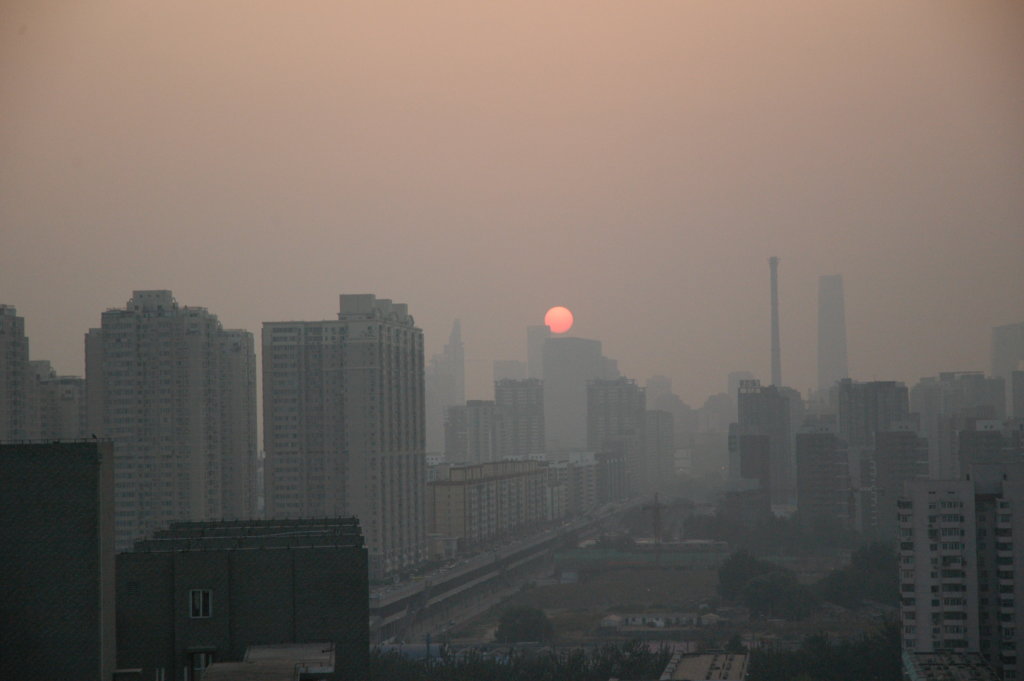 Pekin - jak na dłoni widać, że nic nie widać (fot. Wikipedia, Scott Meltzer, Public Domain)